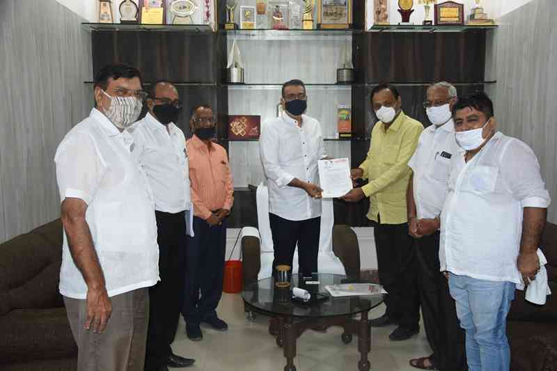 NVCC members submitting the memorandum of their demands to Nagpur Mayor Sandip Joshi
